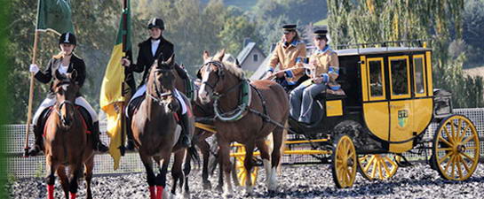 Postkutsche und Fahnenreiter des Vereins zum Pferdefest 2010